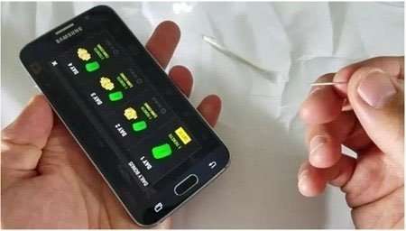 Limpe dentro do fone de ouvido para consertar o telefone preso no modo de fone de ouvido